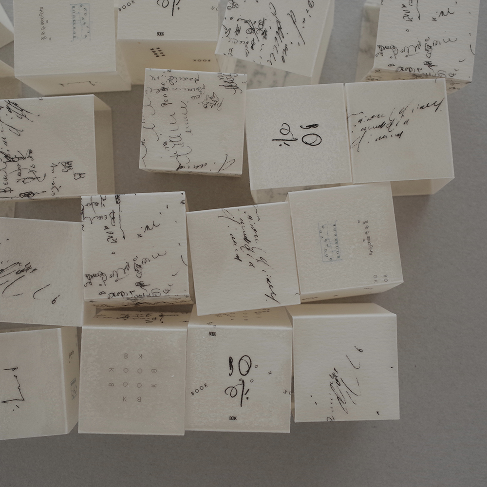 「蝋引きの箱」手描き文字をレイアウトした蝋引きの箱です。オブジェのように飾りながら小さなものを収納できます。