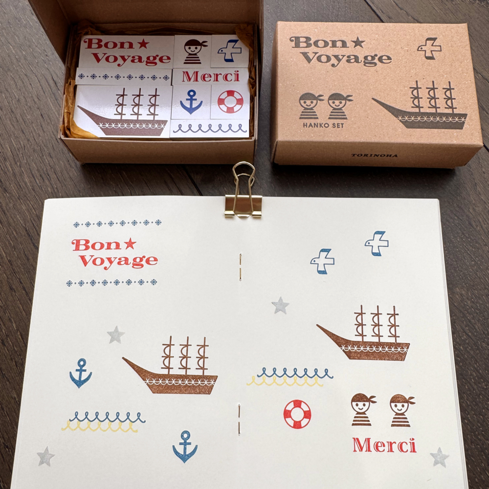 「Bon Voyage はんこセット」良き航海を！（Bon voyage）と、ありがとう！（Merci）のはんこセット。帆船、船乗り、かもめ、浮き輪、イカリ、波。船旅の物語ができそうな楽しいはんこです。