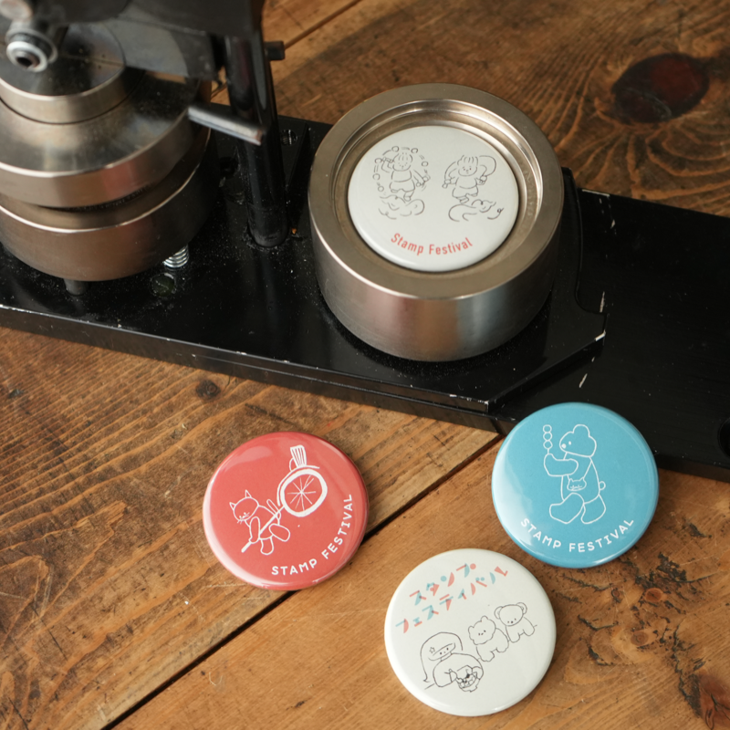 「缶バッジ（全8種）」300円（税込）＊Illustration：Nico-Recipe