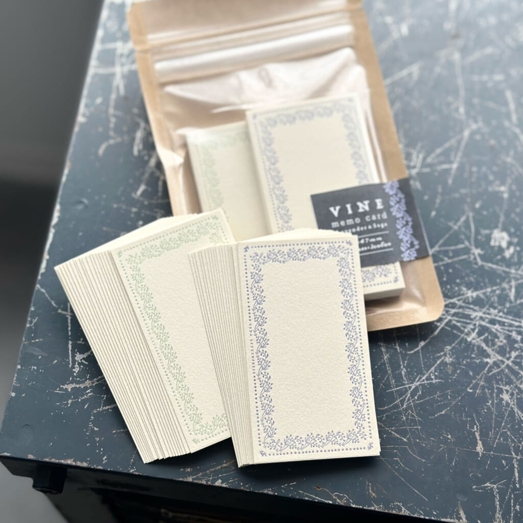 「VINE memo card」少し黄身がかった紙にSage とLavenderカラーで印刷することで落ち着いた雰囲気に仕上がっています。