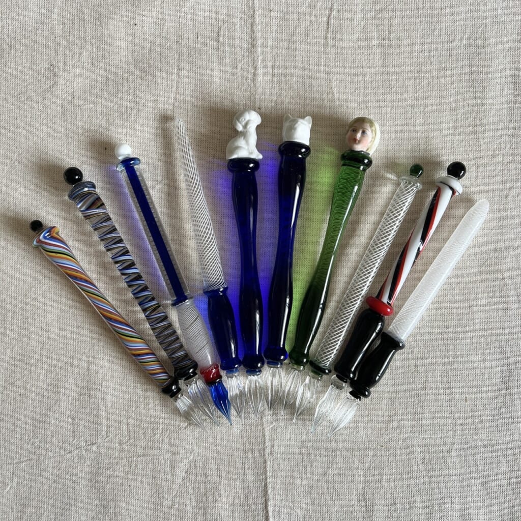 「ドイツのガラスペン」ドイツのガラスの町ラウシャの個人工房の職人さんが作るガラスペンです。アンティークのドールヘッドがついたものはBiscuitとのコラボ商品です。