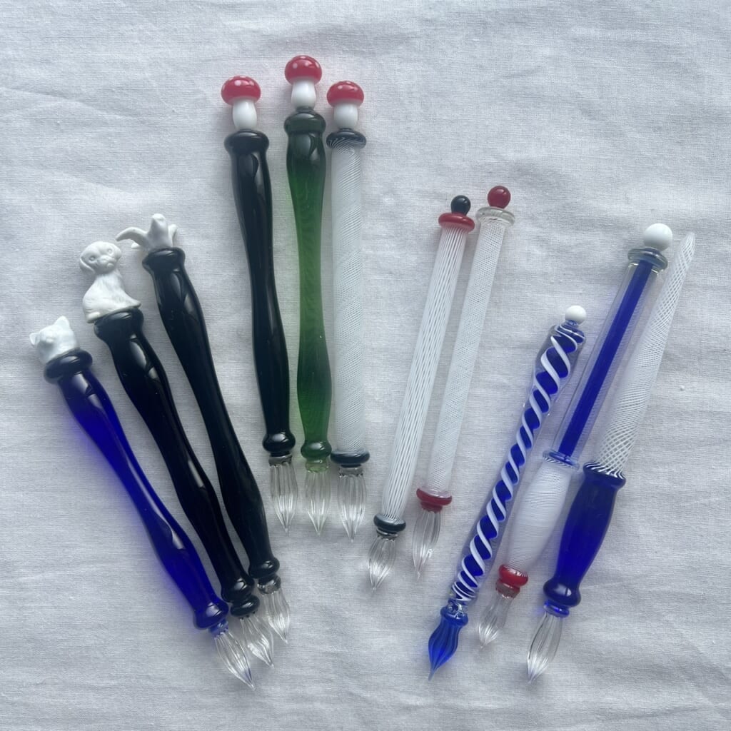 「ドイツのガラスペン」ドイツのガラスの町ラウシャの個人工房の職人さんが作るガラスペンです。アンティークのドールヘッドがついたものはBiscuitとのコラボ商品です。