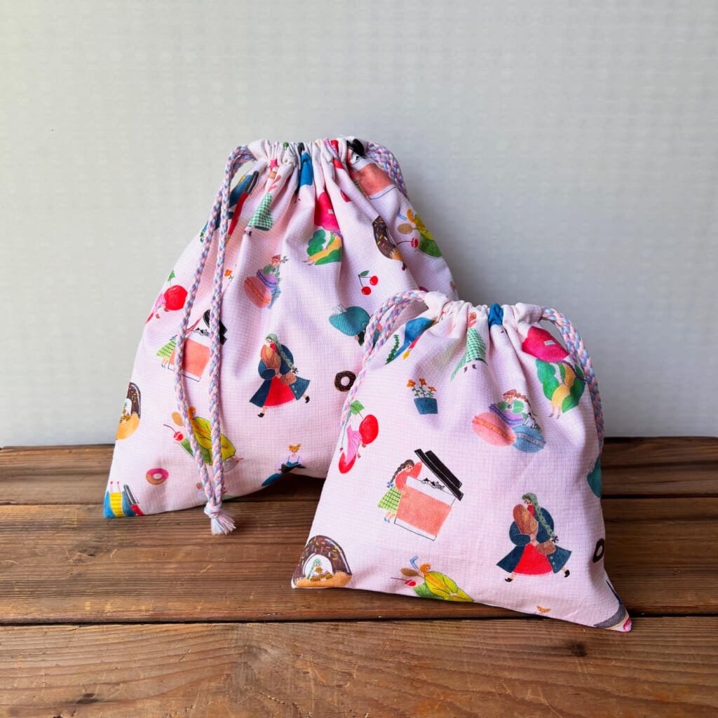 cotori cotoriのイラストを散りばめた布小物もお持ちします！