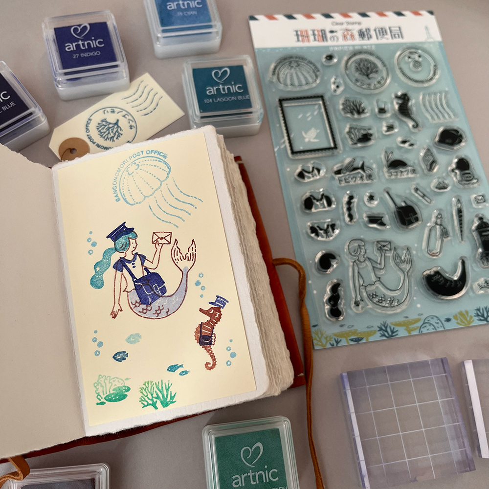 「珊瑚の森郵便局のクリアスタンプ」人魚や海の生き物の配達員、クラゲやタコ消印などの絵柄がございます。