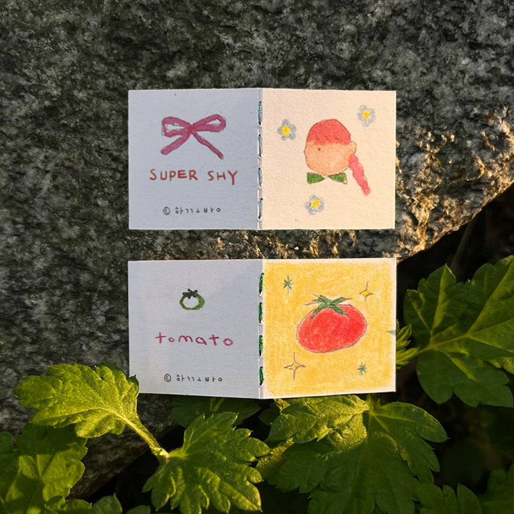 「Ultra Mini Card Set」小さくて大切な想いがぎゅっと詰まった超ミニカードです。色鉛筆で描いたイラストと、途中で縫い込まれた糸がポイント。