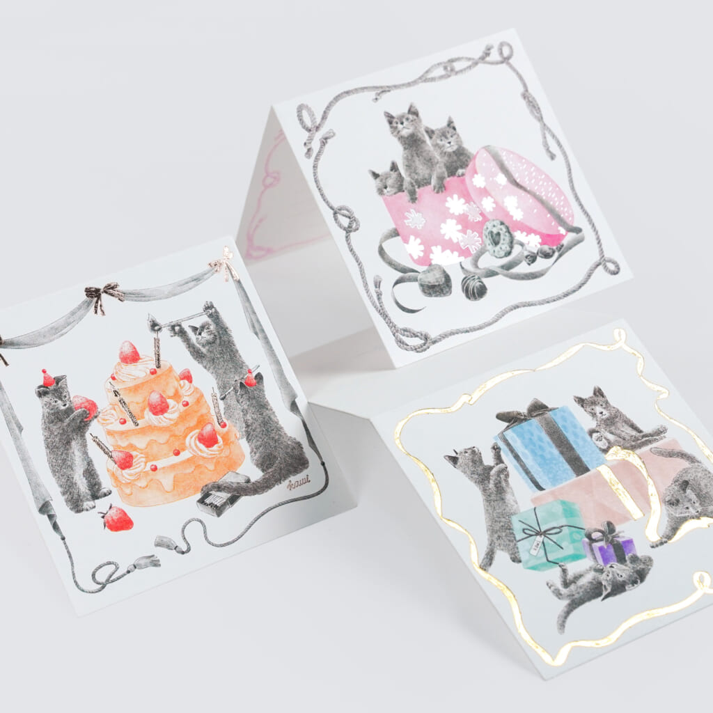 「メッセージカード -Interlude-」 子猫たちが力を合わせて贈り物を包みます。