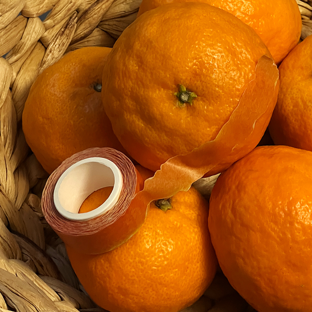 「mandarin orange」みかんの皮をむき続けると手が黄色くなります。