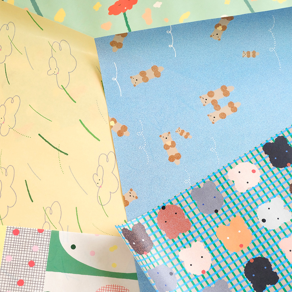「包装紙5枚セット」くま、おはな、らっこ、可愛らしいモチーフたちが散りばめられた包装紙です。ラッピングにしたり、文庫カバーにしたり、様々なアレンジを楽しめます。