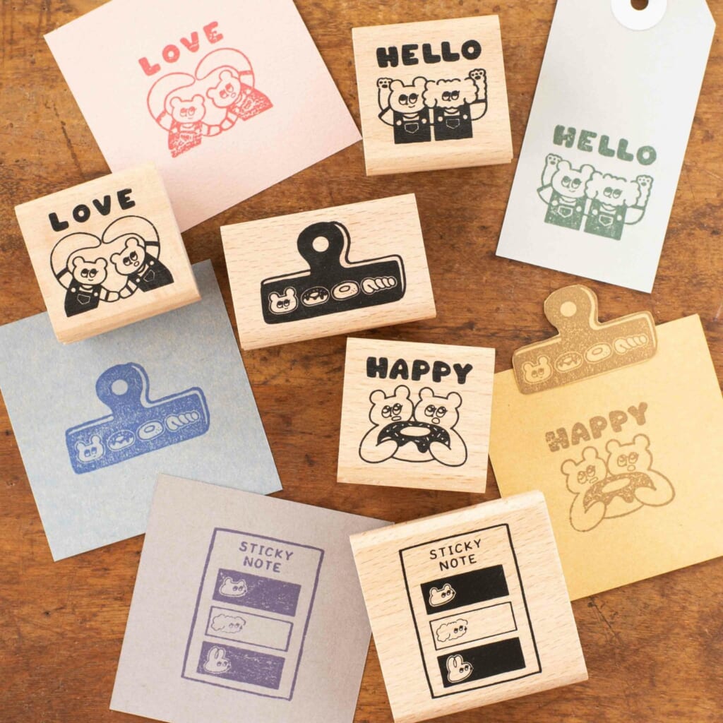 消しゴムはんこ作家・popomul.（ぽぽむる）さんと制作したオリジナルスタンプは、全5種類。”ぽぽべあ”たちの自由気ままな姿が魅力的です。