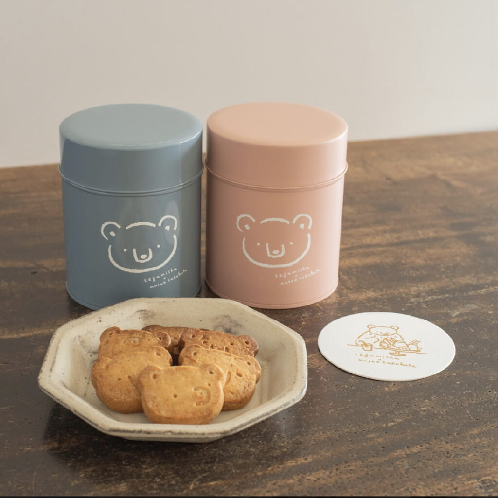 「くまくま」高旗将雄さんのくま型クッキーがたっぷり入ったコラボクッキー缶です。