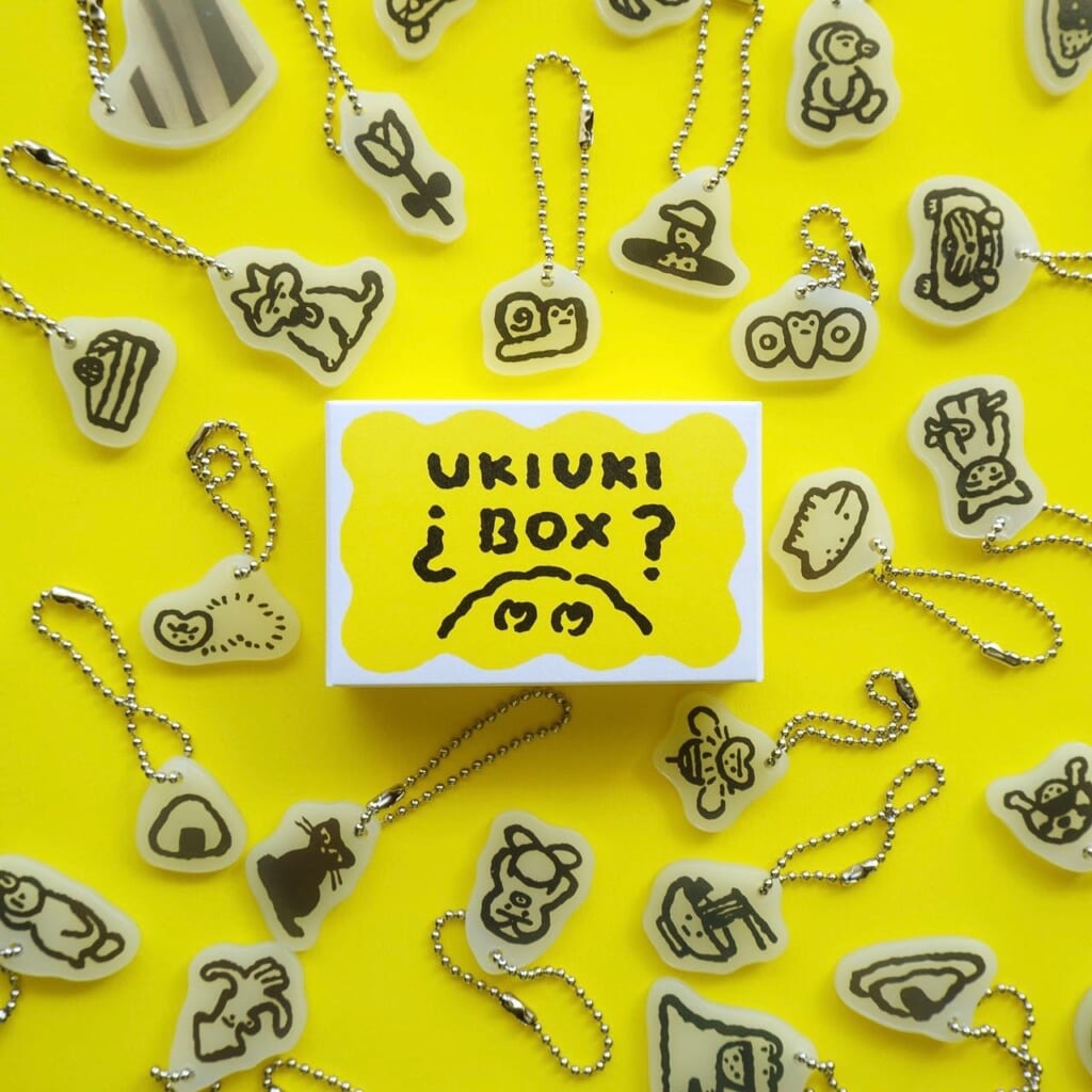 「UKIUKI BOX GACHA」紙箱の中にキーホルダーが1つ入っています。全86柄？