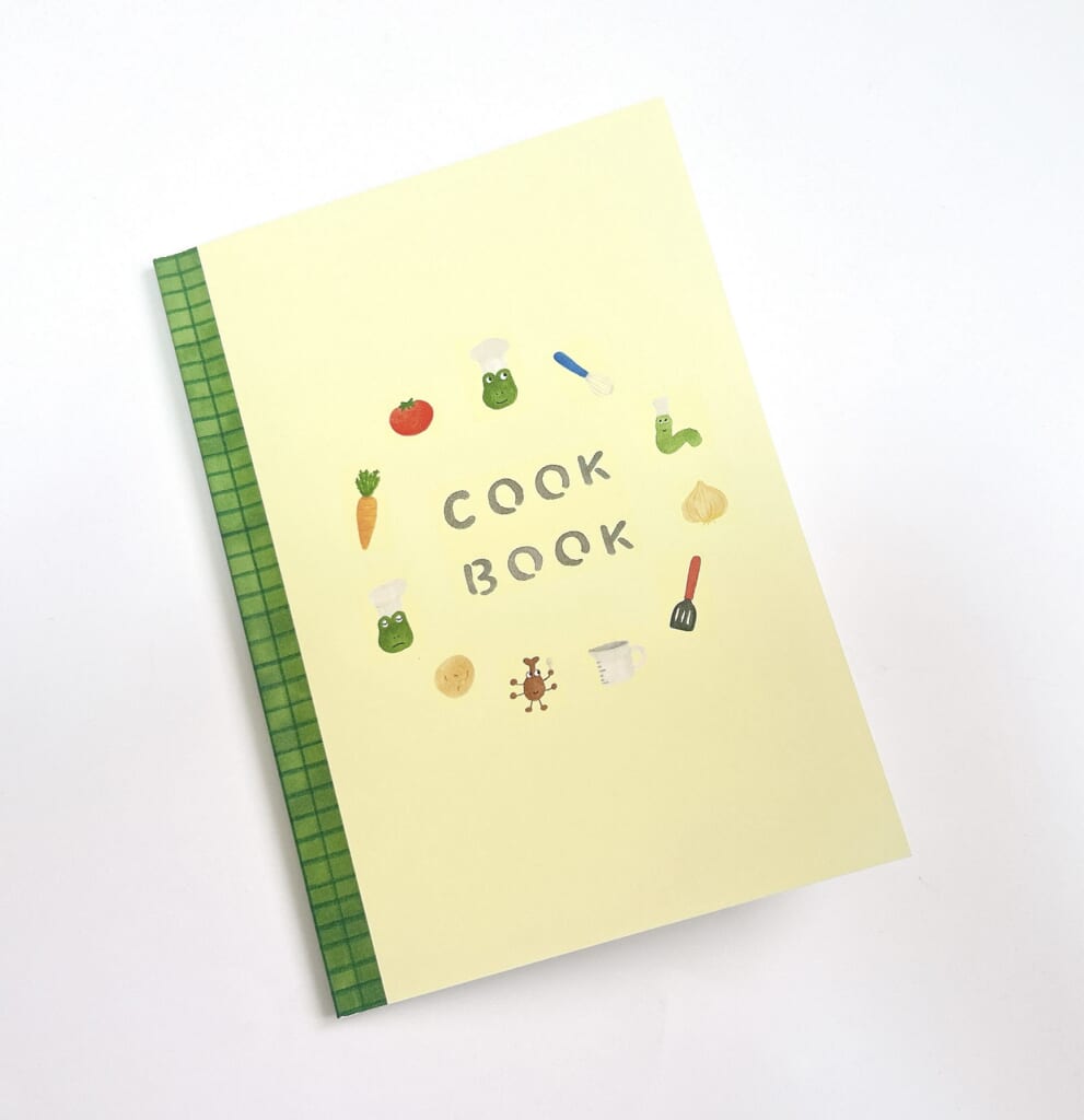「COOK BOOK」レシピだけでなく、日記帳やアイデアを書いておくのにもぴったりです！　ページや裏表紙にもイラストが描かれていて楽しい一冊になっています！