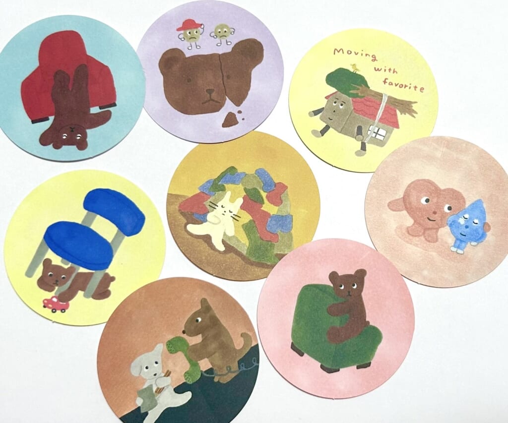 「イラストまるステッカー」絵の質感をそのままにやわらかい仕上がりになっています。手帳やスマホにぜひ貼ってみてください！
