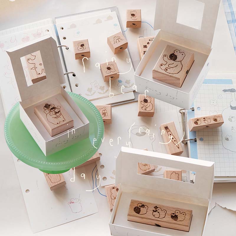 「Rainy Days rubber stamp」雨の日にはレイニーベアがやってくる！　どの瞬間にも、ぬくもりと癒しを届けてくれますように。