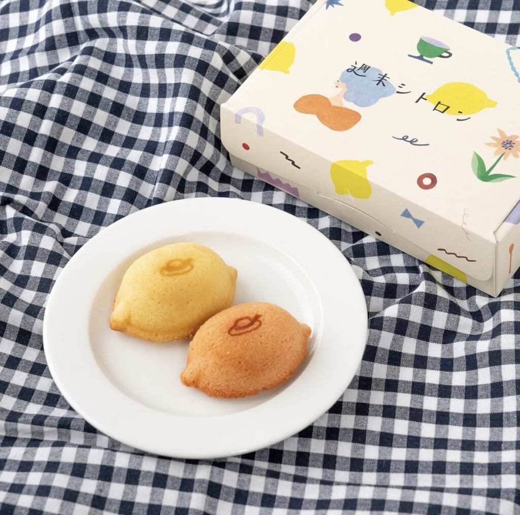 「サマーシトロン」甘酸っぱいレモンカードを入れたさっぱり味のサマーシトロン。クランベリーの入ったいちごソース入りの「いちご味」もお持ちします！