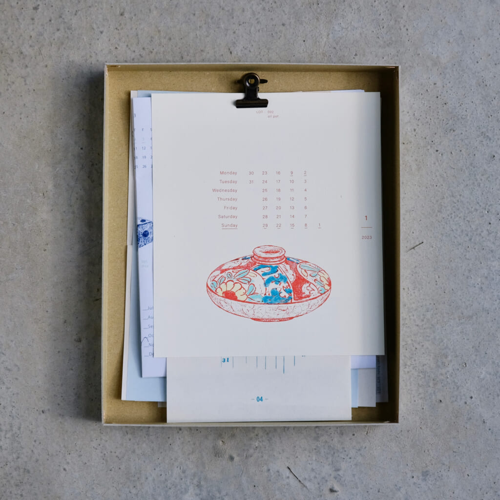 「calendar2026」毎年制作している箱入りのカレンダー。今回は三重県の古道具店k-toolsの品々をモチーフに鋭意制作中！　※写真は2023年のものです。