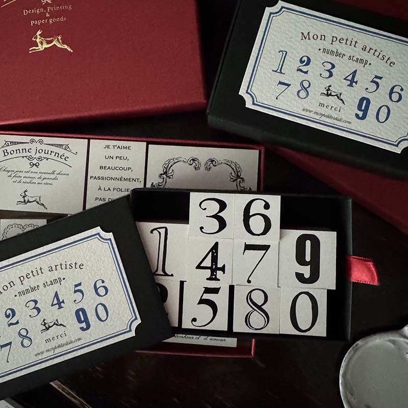 「Mon petit numéro」Parisの数字をイメージしたナンバースタンプのセット。Parisの看板やフレームののスタンプと組み合わせて楽しんでいただけたら嬉しいです！