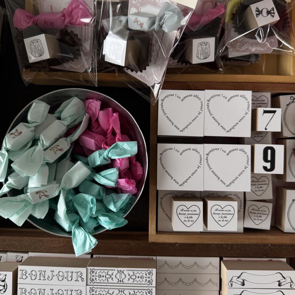 「mon petit tampon comme un bonbon」キャンディみたいなミニスタンプ。コンフィズリーでお気に入りのお菓子を選ぶように楽しんでいただけたら嬉しいです。