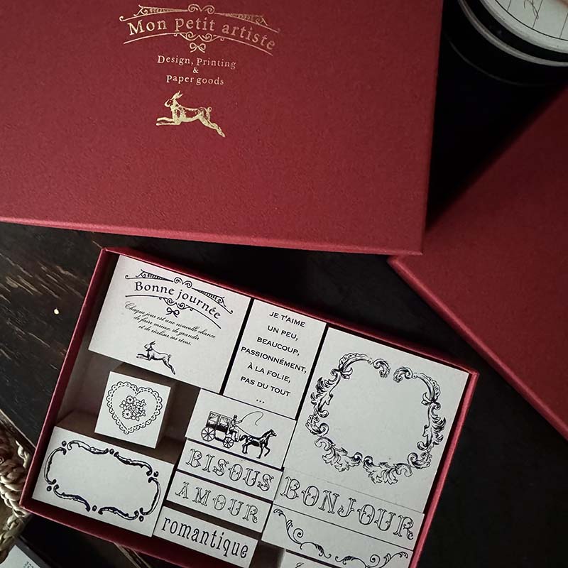 「オリジナルBox」Mon petit artisteのカード類やスタンプが収まるサイズで、Parisの赤をイメージしたしっかりとした貼り箱です。