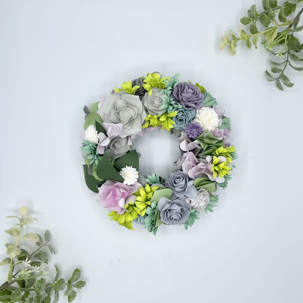 「ペーパーフラワーリース」丁寧に心をこめてすべてのお花を手作りしています。