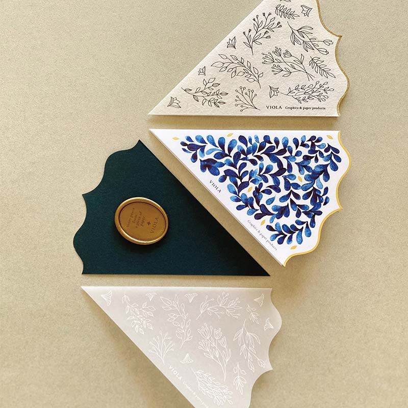 「Ruffle paper」ケーキを8等分にした形から発想した二つ折りの一筆箋です。4種類の紙と絵柄のそれぞれの表情をお楽しみください。