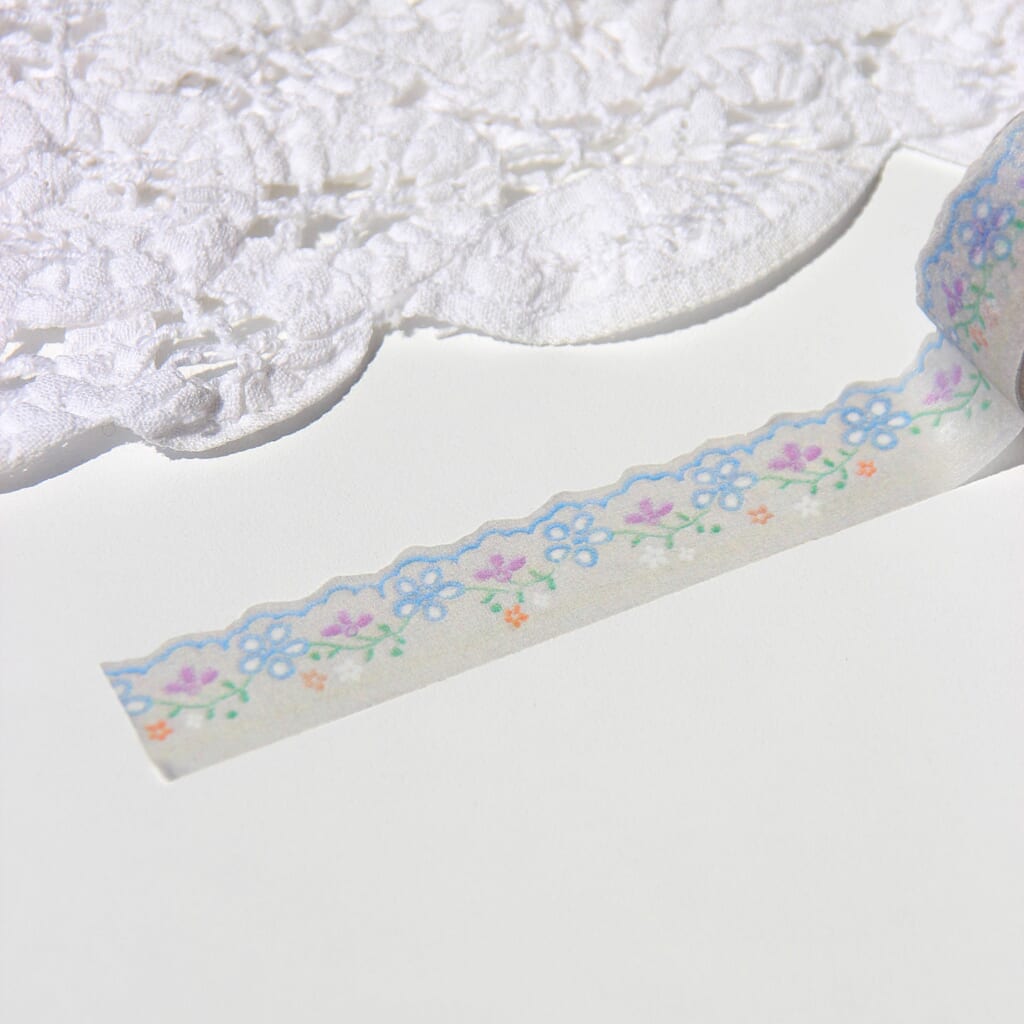「Eyelet Lace Die-cut M.T[Blue Chamomile」ナチュラルカラーのレースリボンにブルーカモミールの花が刺繍されたマスキングテープです。