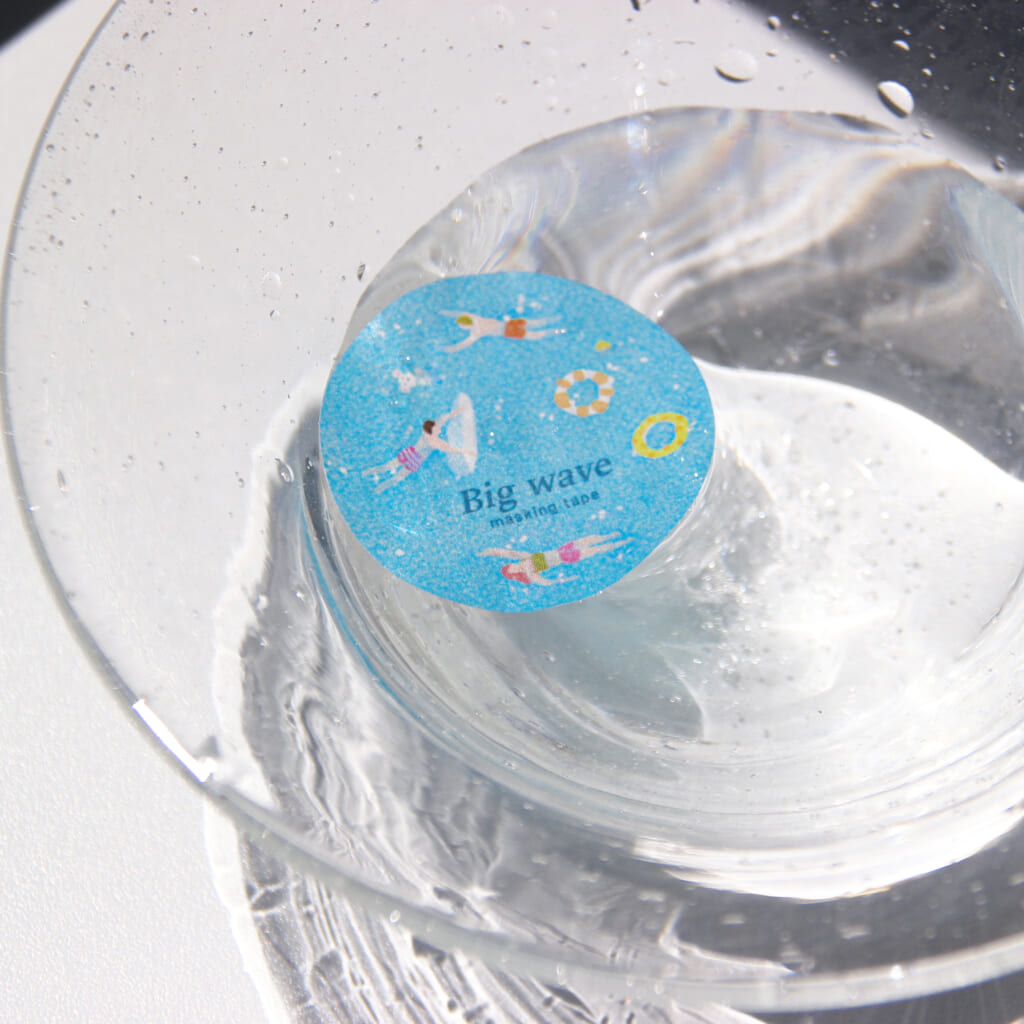 「Big Wave Die-cut M.T.」おだやかな水面で優雅に泳ぐ姿が特徴的なマスキングテープです。
