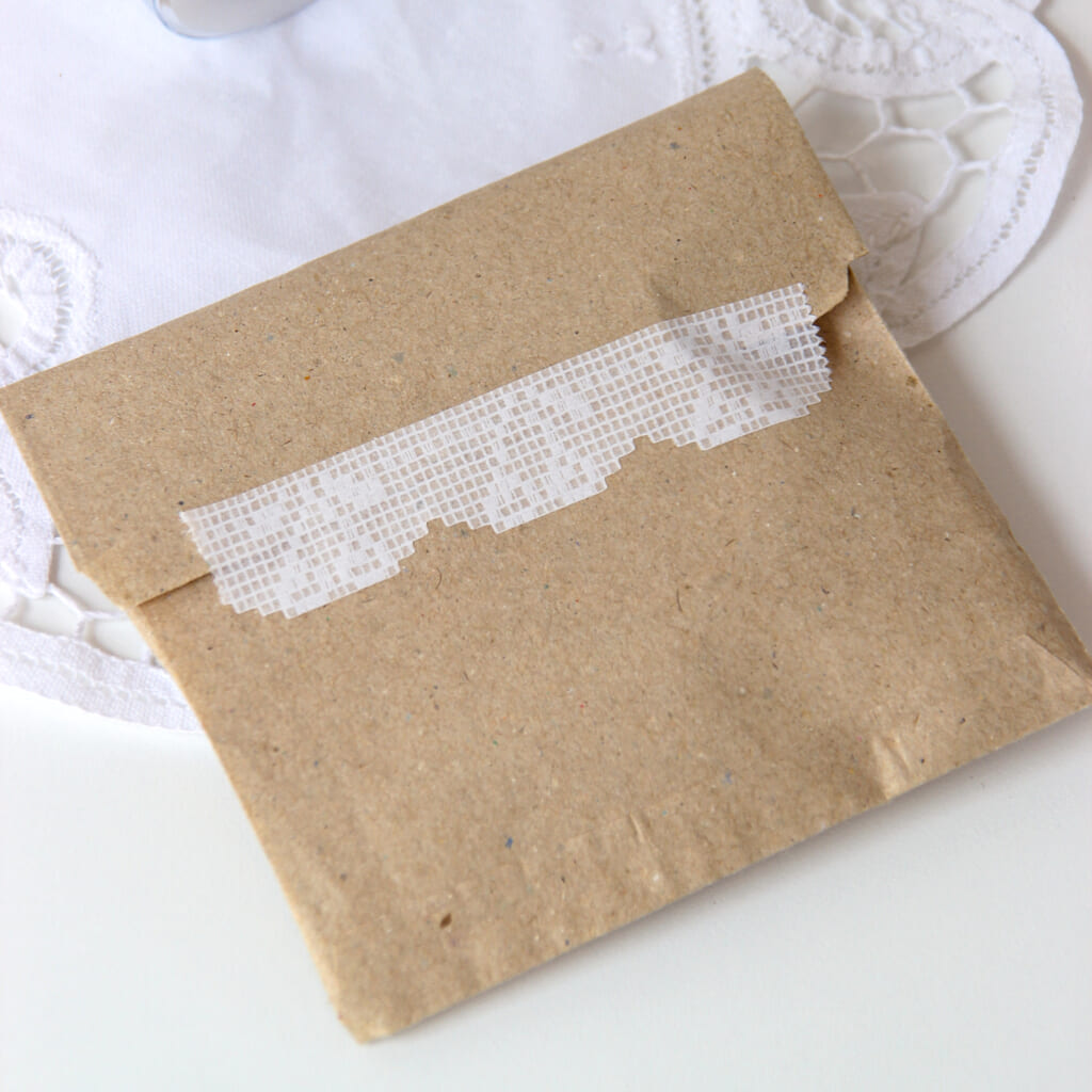 「Crochet Curtain Die-cut Masking Tape」さくらんぼ柄のクロッシェカーテンのようなダイカットマスキングテープ。