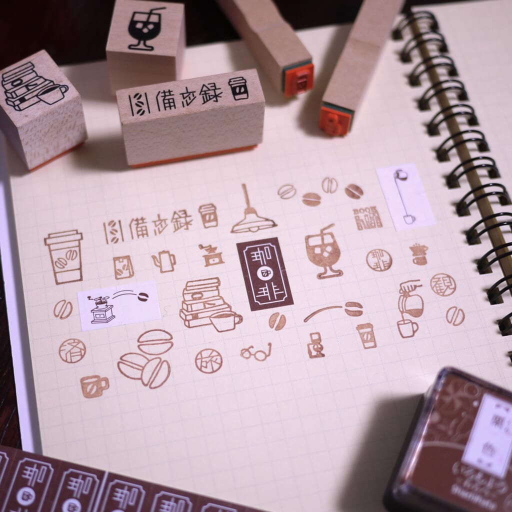 「はんことシール」レトロなカフェ柄などをモチーフにしたはんことシール。日々の記録に、ほっとひと息つけるコーヒーの風景を添えてみませんか？