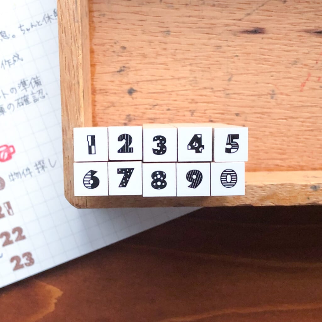 「数字はんこセット」は、ミニサイズなので手帳にちょうどいいサイズ。ひとつひとつ違うデザインで押す楽しさも！