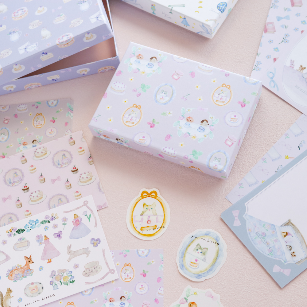 「貼り箱入りペーパーセット」ペーパーやステッカーなどたっぷり入った豪華セット。写真は過去のものです。