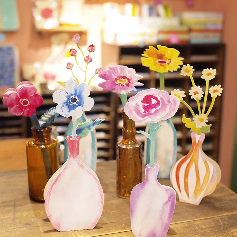 人気商品の一輪挿しのお花のカード。本物のお花屋さんのように、たくさんのお花をご用意します。