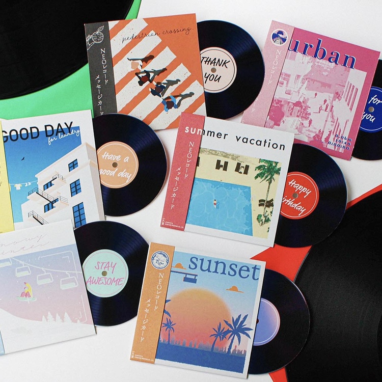 「レコードメッセージカード」普段は本物のレコードジャケットを作っている一九堂が作る、ミニチュアのジャケット。レコード盤型のカード入りです。