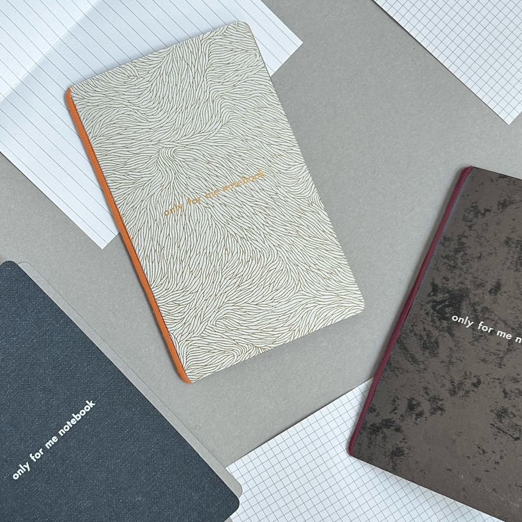 「O・F・M note (only for me note)」チケットやフライヤーを挟んだり、リフィルを追加したりして、自分だけのものにできるノートです。