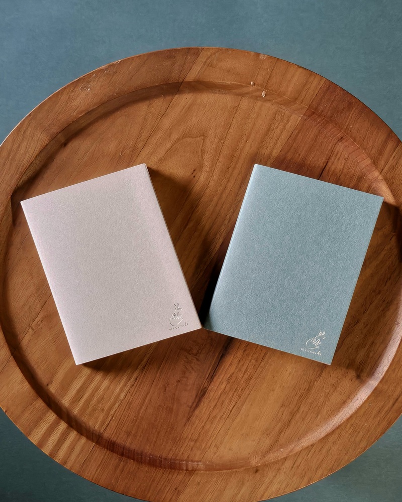 「A6ソフトノート 寒冷紗仕立てジャケット付 うす鼠&すぎ」柔らかく開き具合の良いソフトノートに新色登場！
