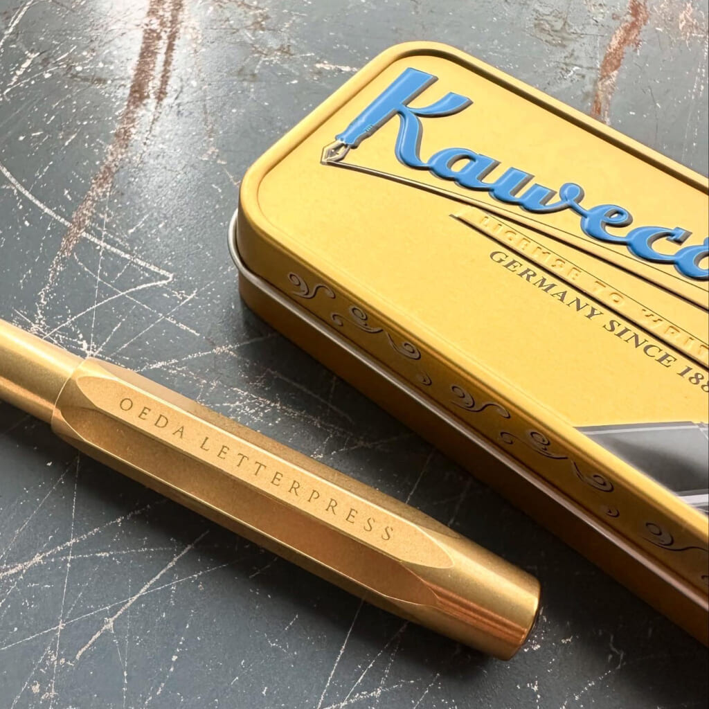 手帳に合わせて欲しいという想いから、特別にOEDA LETTERPRESSのロゴが入った万年筆も作りました。数量限定です。