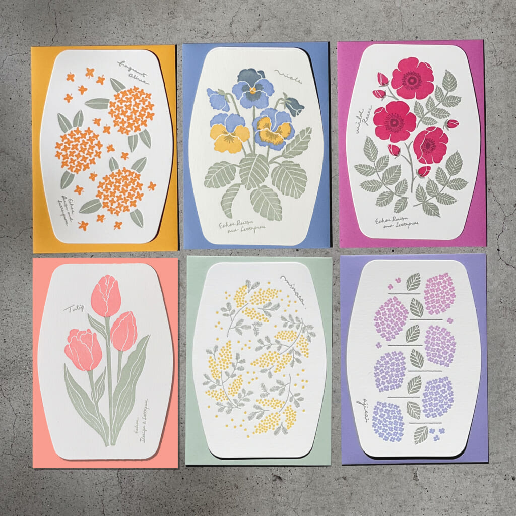 「Botanical Card」型抜きカードにカラフルな花々を活版印刷したグリーティングカード。セットの封筒の色味で選ぶのも楽しいです。