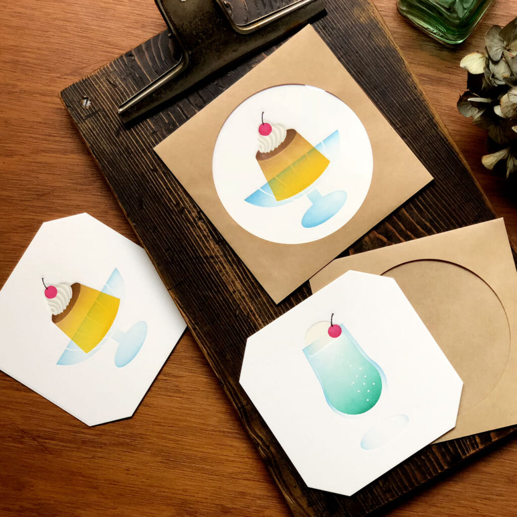 「Creamsoda & Caramel Pudding Card」活版印刷機でグラデーションを何層にも印刷して作ったグリーティングカード。丸窓の封筒も可愛いです。