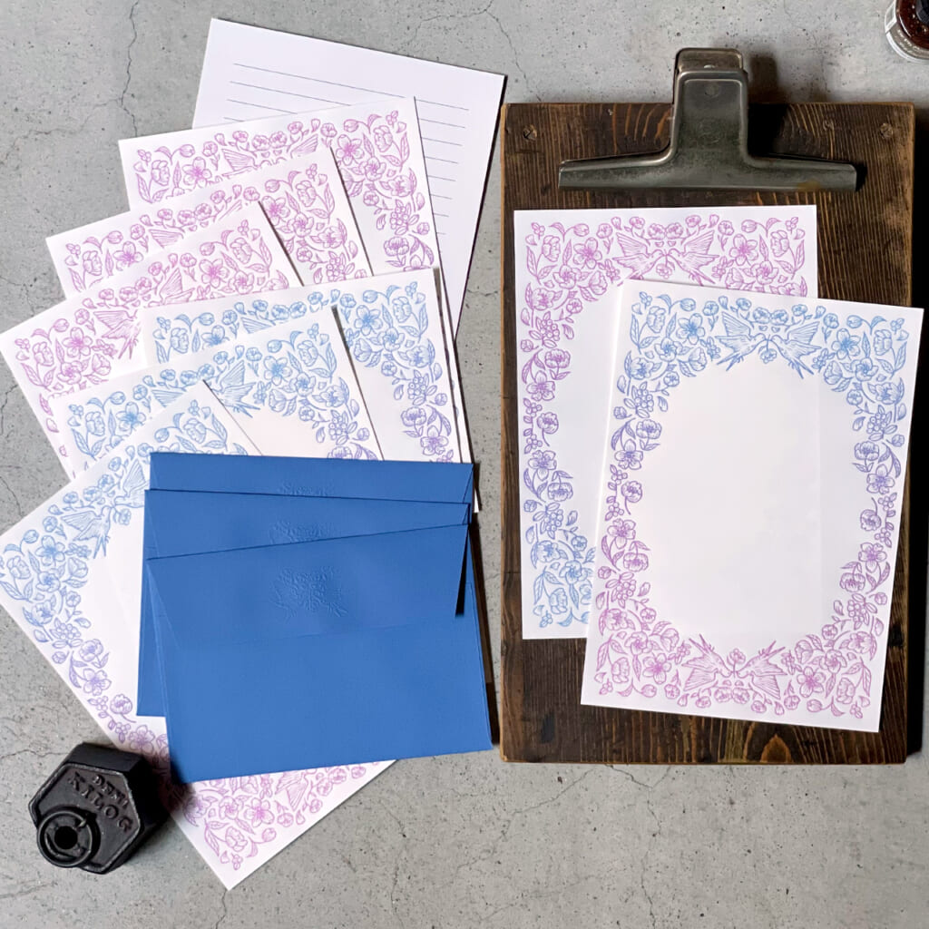 「Blooming Letterset」主に凹みの陰影で表現したNOBLEと、夜明けのグラデーションカラーで印刷したTwilightの2種類の活版印刷レターセット。