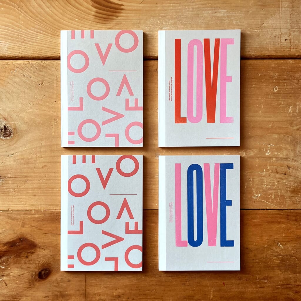 「背巻きノートLOVE」表紙を活版印刷でハンドプリントしたノートです。中ページは、かわいいピンクのハート形の5mmドット方眼です。