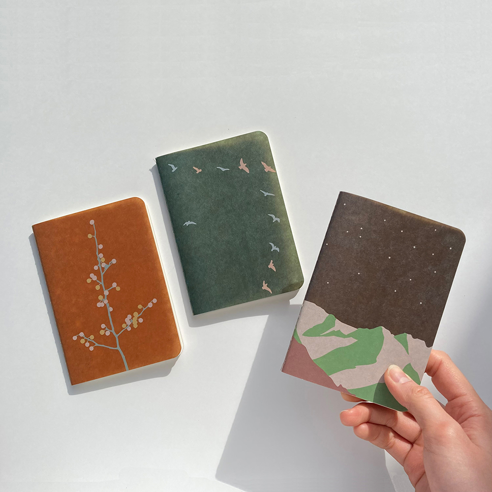 「RO-BIKI NOTE」2009年に発売が始まった RO-BIKI NOTE は多くの筆記ファンに認められ世界で愛されるノートになりました。