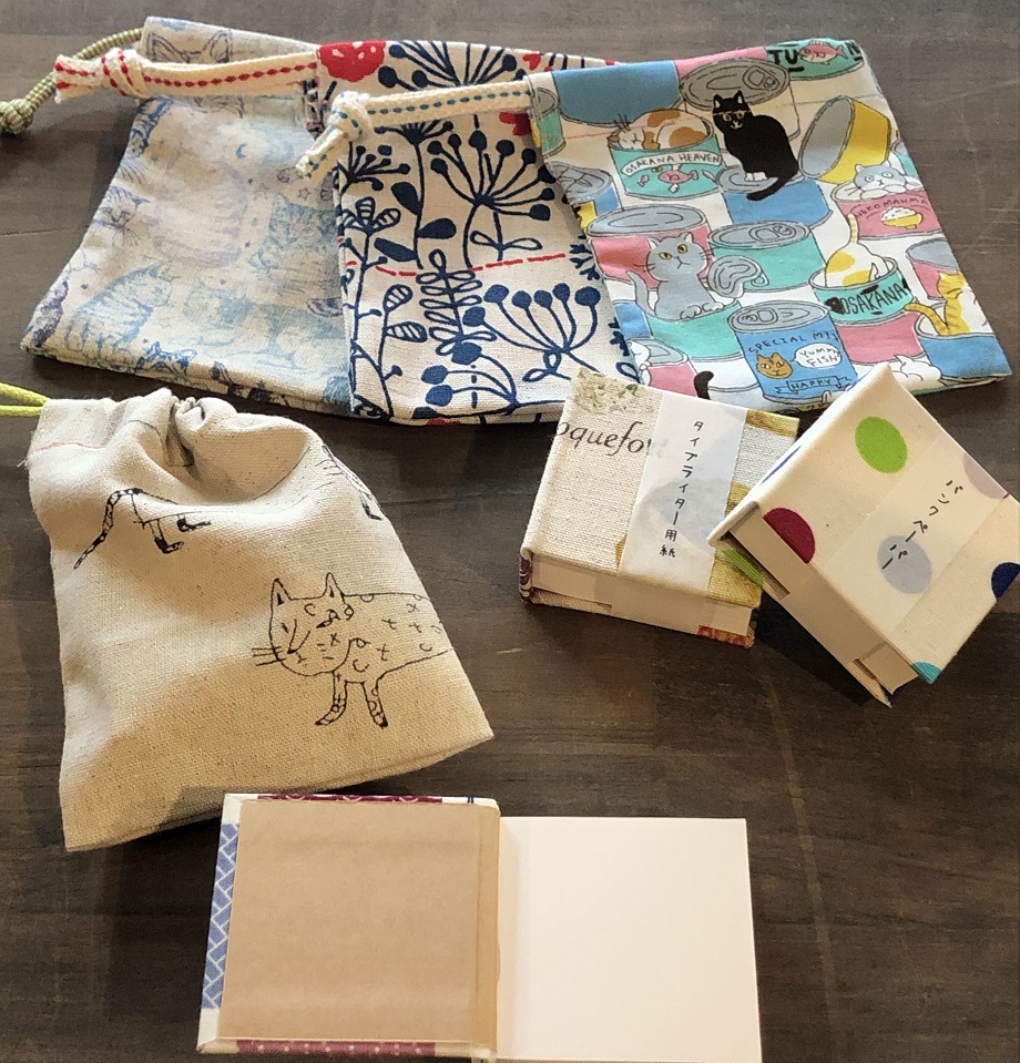 「MAMEMO」豆本のようなメモの様なかわいい一冊。巾着に入れてどこでも一緒にお出かけできます。メモにハンコ帳に使い方は自由です。