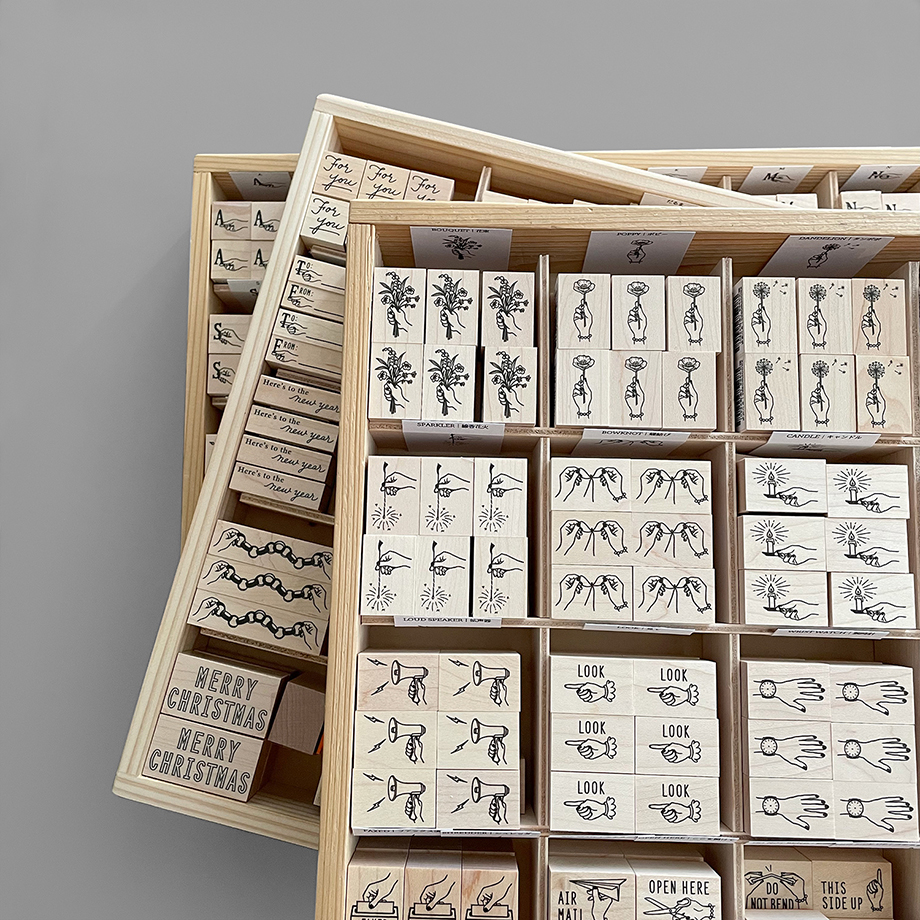 KNOOPの代表作でもある「手」のデザインのユニークなスタンプいろいろ。