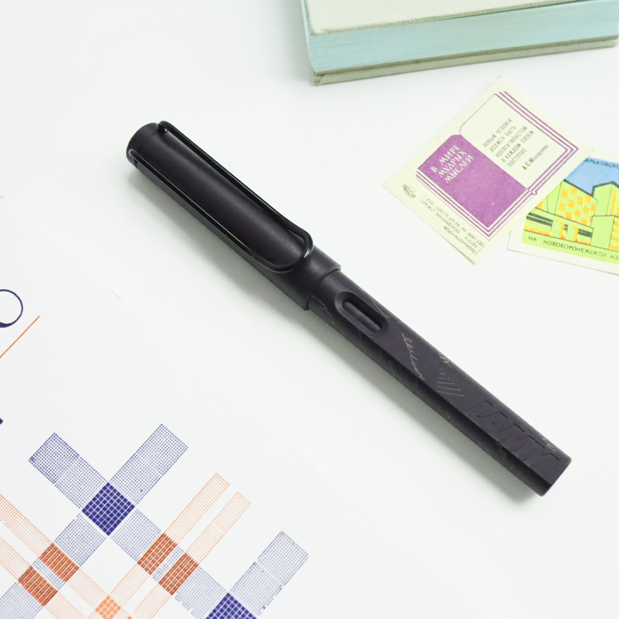 「WRITE & DRAW STEEL BLACK」LAMY safariとの限定コラボに、落ち着いたマット質感の新色「スチールブラック」が登場。数量限定でご用意しています。