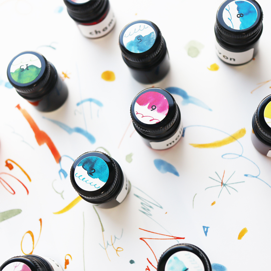 「MINI INK  BUFFET」5mlサイズの小さなボトルから、お好きなインクを5本選べる「ミニインクビュッフェ」。組み合わせの楽しさを体験ください。