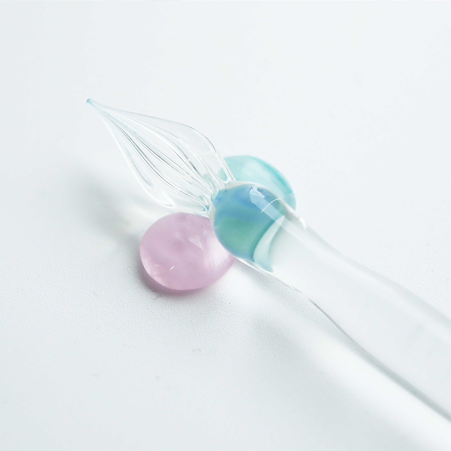 「GLASS PEN REST」ガラスのかけらを組み合わせた、2個セットのペンレスト。キャンディーのように愛らしい表情が1点ずつ異なります。