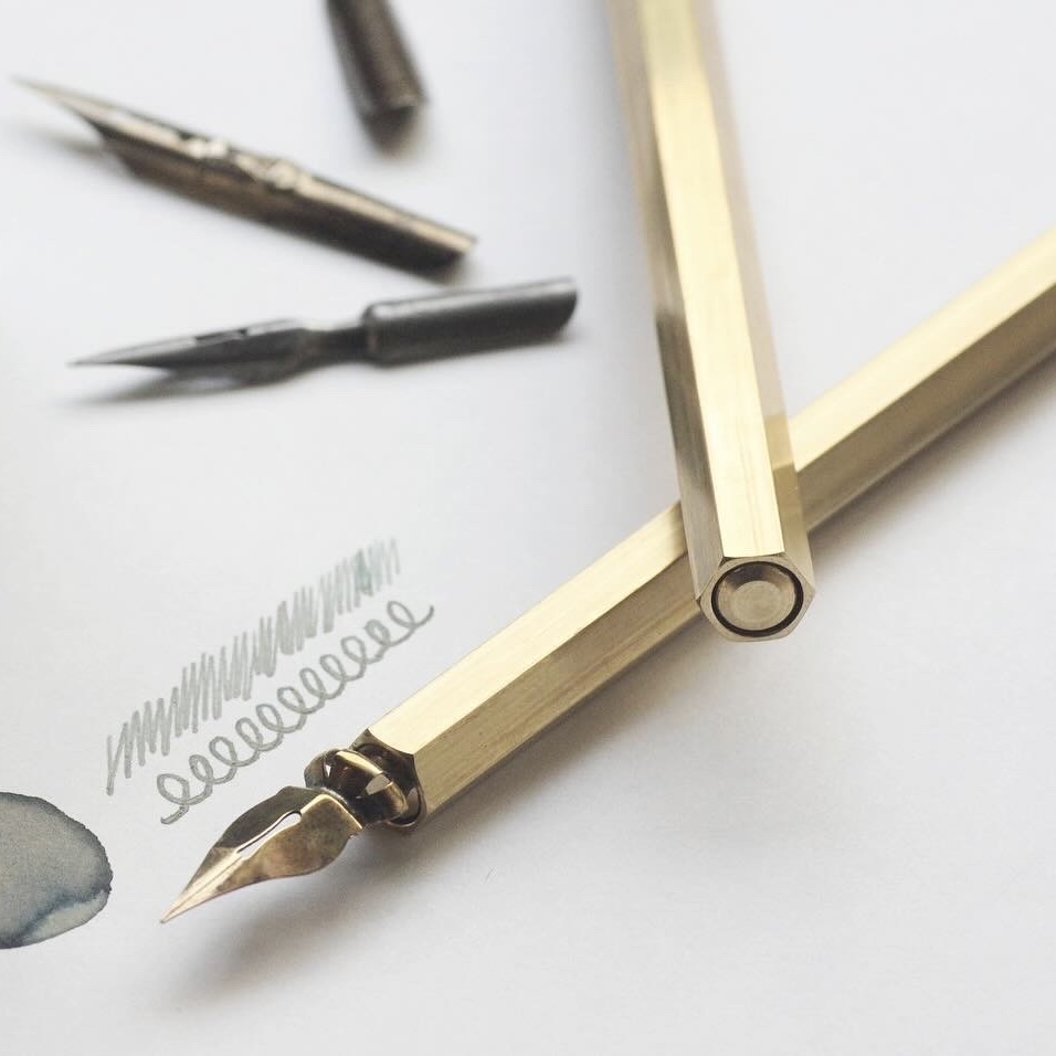 「Brass Nib Holder #101 “Graphite”」無駄を削ぎ落とした真鍮製の鉛筆のような佇まいのつけペン軸です。