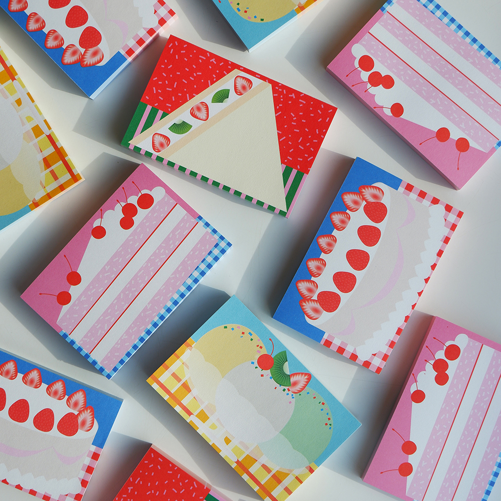「Fruit Dessert Memo Pad」 フルーツがのせられた甘いデザートのイラストメモパッドです。 ノートを飾ったり、簡単なメッセージを伝えるときに活用できます。