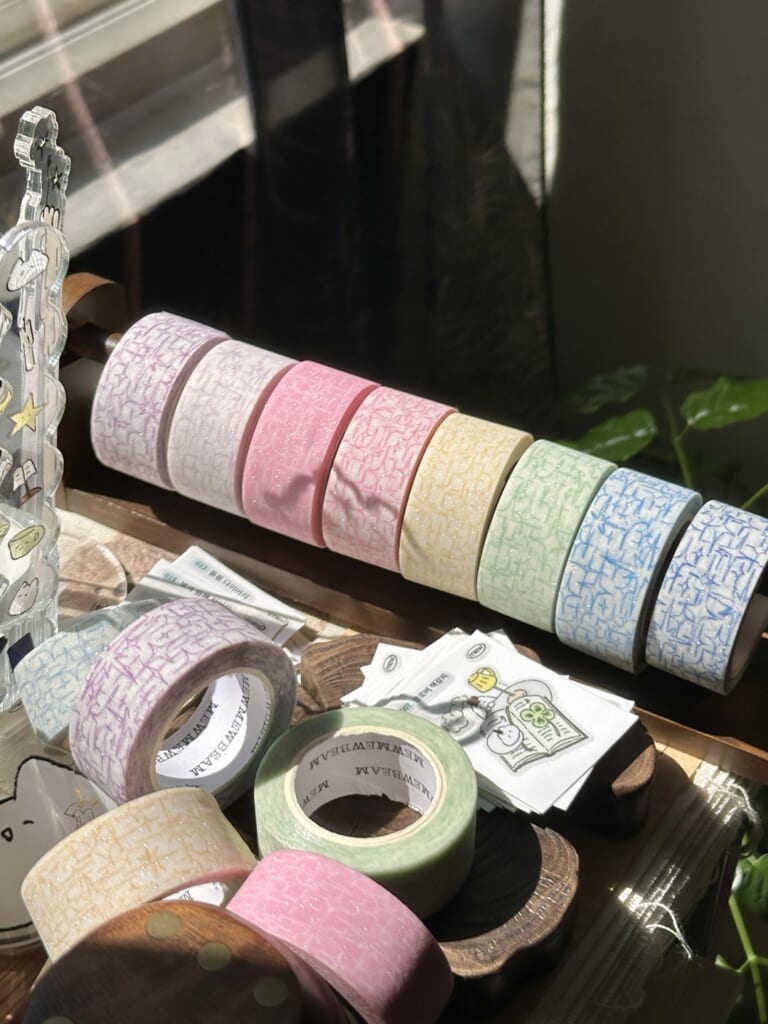 「Glitter masking tape series」キラキラのテープを手帳に貼れば、いつでもどこでも輝いているのを見る喜びを感じられます。