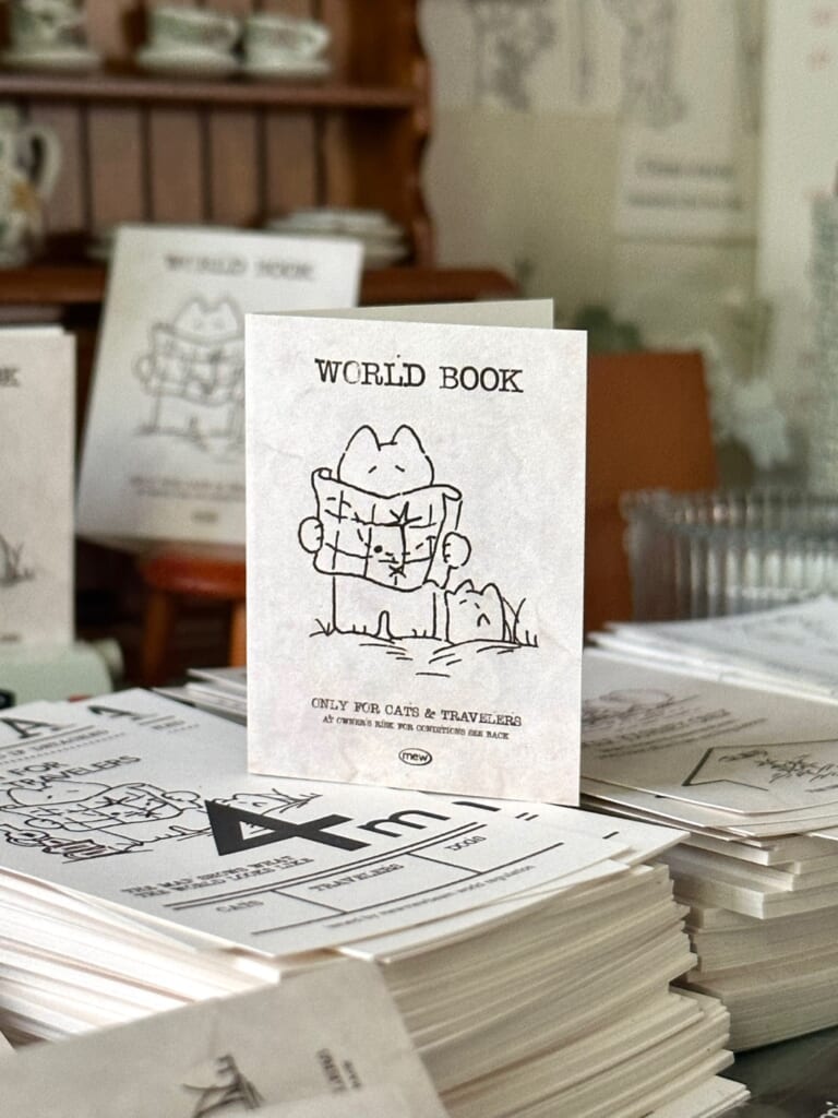 「Vintage ticket sticker&mini book pack」ステッカーと小冊子付きで、旅する人が満足できるセットになっています。